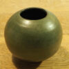 vase i sort stentøjsler med mat grøn glasur 10 cm