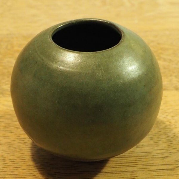 vase i sort stentøjsler med mat grøn glasur 10 cm